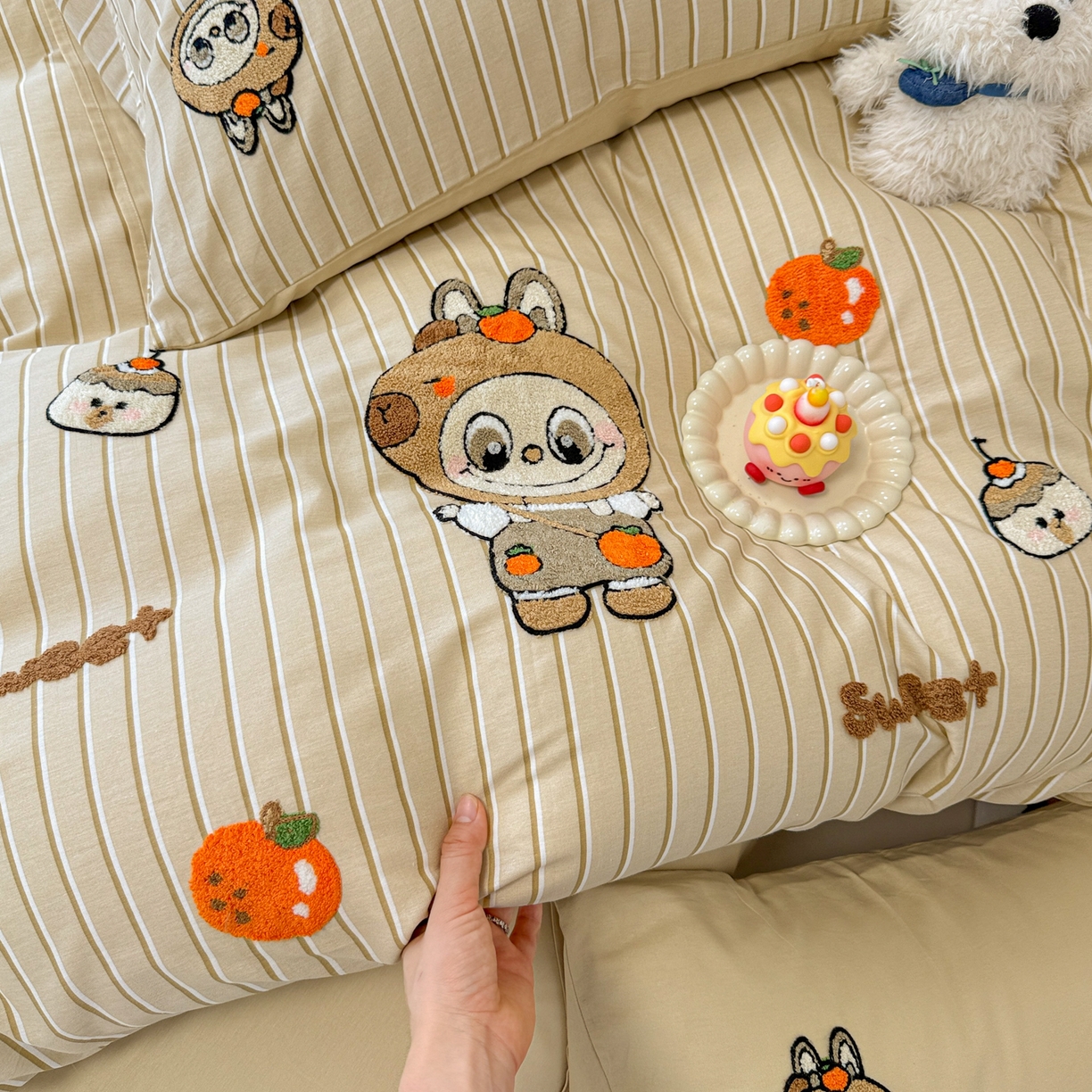 91家纺网 家纺一手货源 找家纺 呗旺鹿 2025新款全棉大眼娃娃毛巾绣四件套 卡皮巴拉大眼娃娃