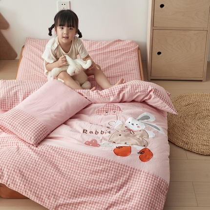 荷马之梦 2025新款学院系列—A类32s水洗棉贴布绣原创卡通拼接儿童幼儿园套件 云朵小兔