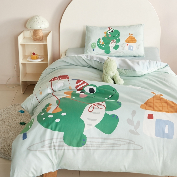 91家纺网 家纺一手货源 找家纺 荷马之梦 2025新款童画系列—A类全棉40s数码印花原创大版卡通幼儿园套件 恐龙之家