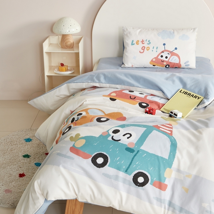 91家纺网 家纺一手货源 找家纺 荷马之梦 2025新款童画系列—A类全棉40s数码印花原创大版卡通幼儿园套件 汽车旅行