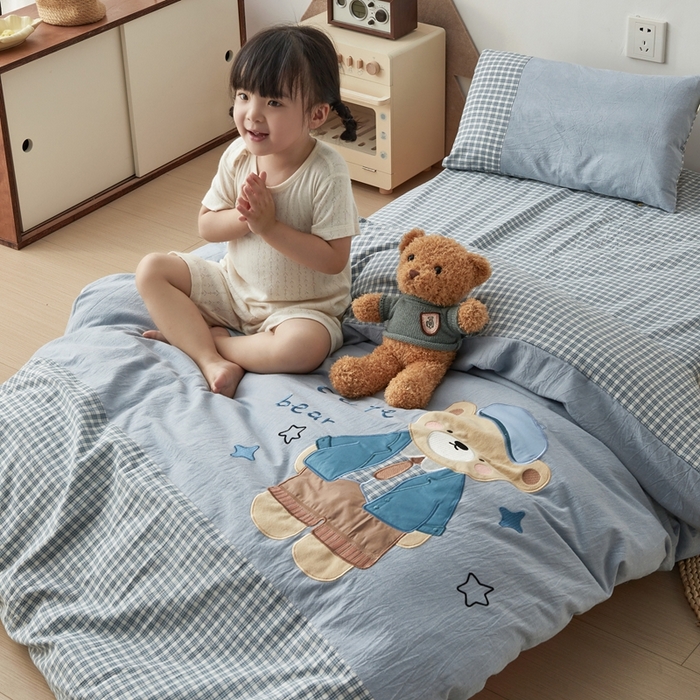 91家纺网 家纺一手货源 找家纺 荷马之梦 2025新款学院系列—A类32s水洗棉贴布绣原创卡通拼接儿童幼儿园套件 学院小熊