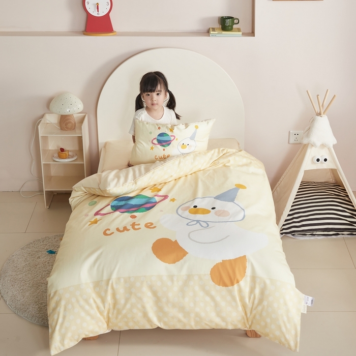 91家纺网 家纺一手货源 找家纺 荷马之梦 2025新款乐园系列-A类全棉40s数码印花原创大版卡通儿童幼儿园套件 星球鸭