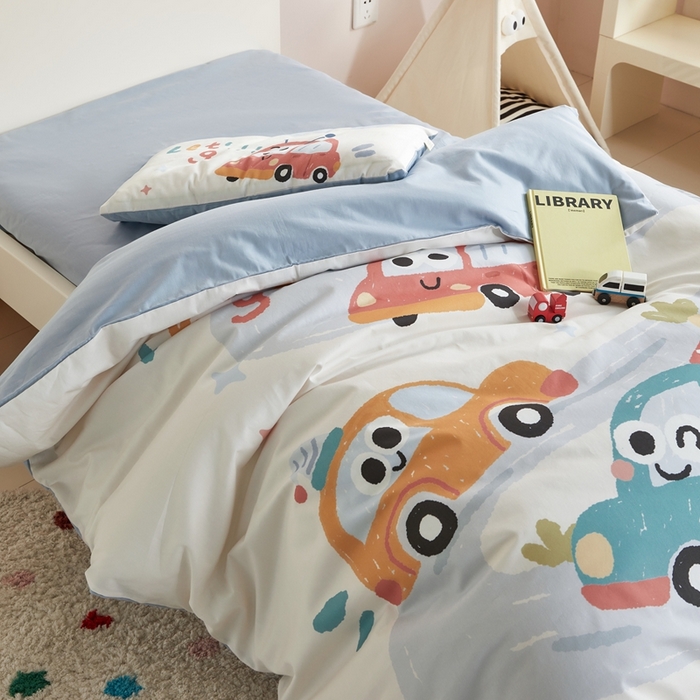 91家纺网 家纺一手货源 找家纺 荷马之梦 2025新款童画系列—A类全棉40s数码印花原创大版卡通幼儿园套件 汽车旅行