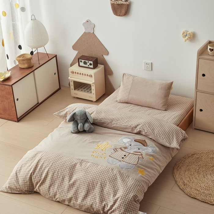 91家纺网 家纺一手货源 找家纺 荷马之梦 2025新款学院系列—A类32s水洗棉贴布绣原创卡通拼接儿童幼儿园套件 星星小象