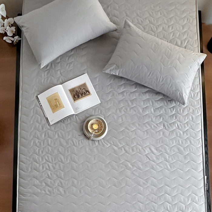 91家纺网 家纺一手货源 找家纺 三味舒屋 2025新款防水全棉夹棉绗缝防水隔尿床笠-安缦 安缦灰