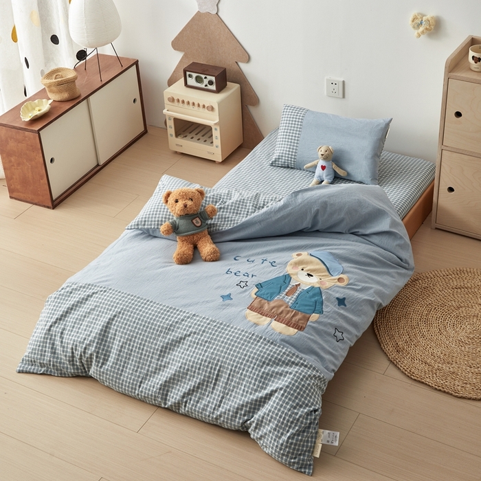 91家纺网 家纺一手货源 找家纺 荷马之梦 2025新款学院系列—A类32s水洗棉贴布绣原创卡通拼接儿童幼儿园套件 学院小熊