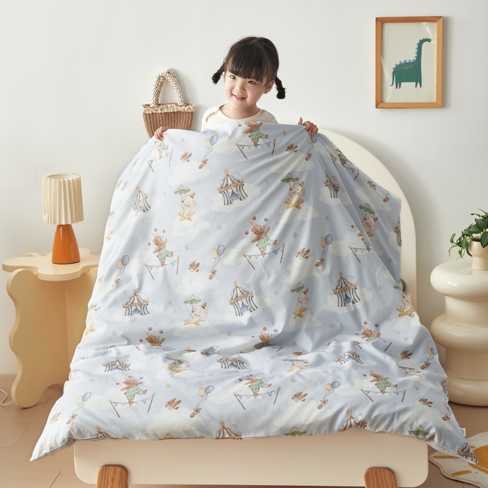 91家纺网 家纺一手货源 找家纺 荷马之梦 2025新款梦境系列—全棉40s数码印花原创手绘小版儿童幼儿园套件 游园会