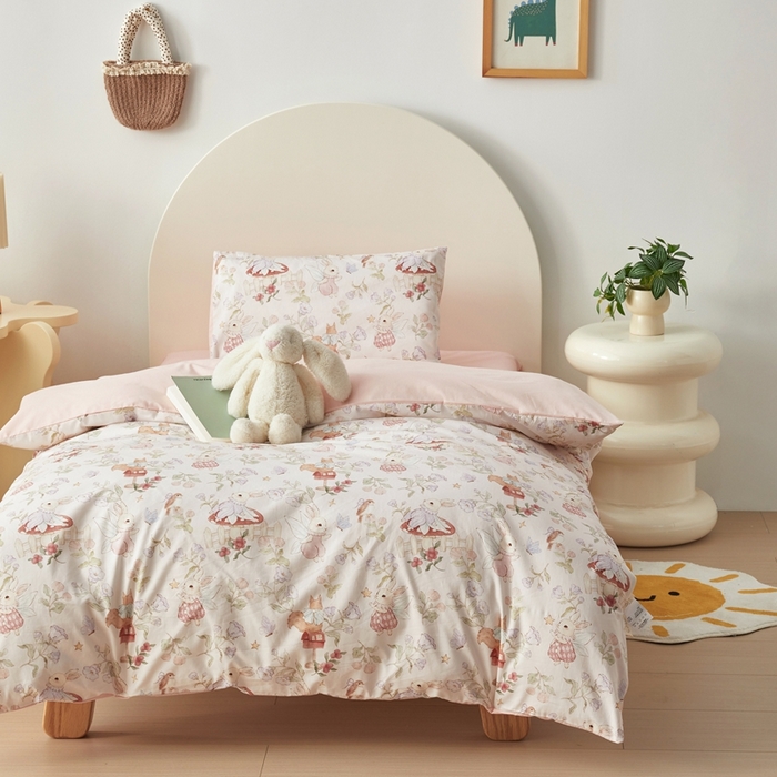 91家纺网 家纺一手货源 找家纺 荷马之梦 2025新款梦境系列—全棉40s数码印花原创手绘小版儿童幼儿园套件 精灵小兔