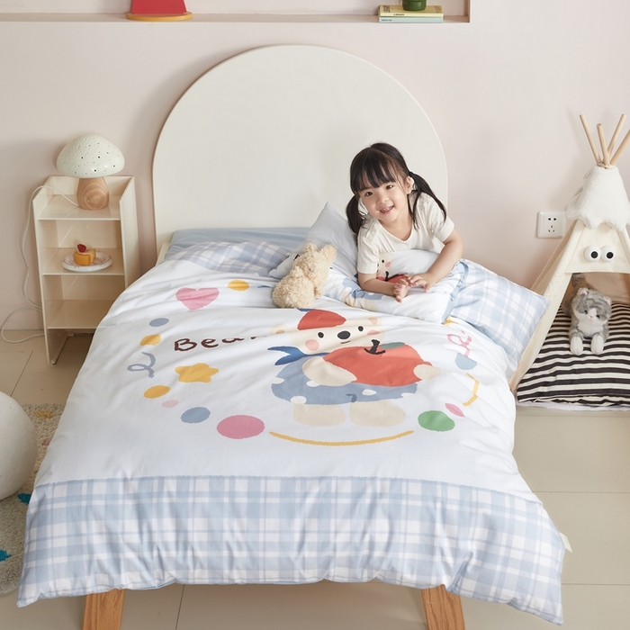 91家纺网 家纺一手货源 找家纺 荷马之梦 2025新款乐园系列-A类全棉40s数码印花原创大版卡通儿童幼儿园套件 苹果熊