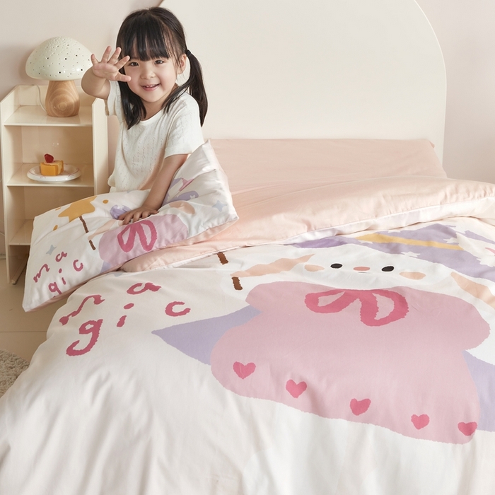 91家纺网 家纺一手货源 找家纺 荷马之梦 2025新款童画系列—A类全棉40s数码印花原创大版卡通幼儿园套件 魔法小兔