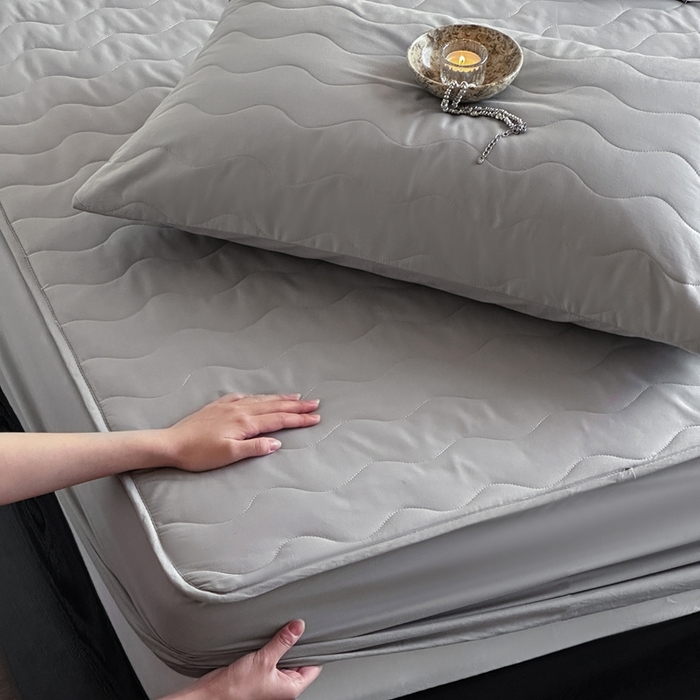 91家纺网 家纺一手货源 找家纺 三味舒屋 2025新款防水全棉夹棉绗缝防水隔尿床笠-安缦 安缦灰