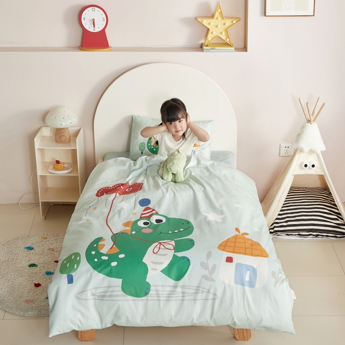 91家纺网 家纺一手货源 找家纺 荷马之梦 2025新款童画系列—A类全棉40s数码印花原创大版卡通幼儿园套件 恐龙之家