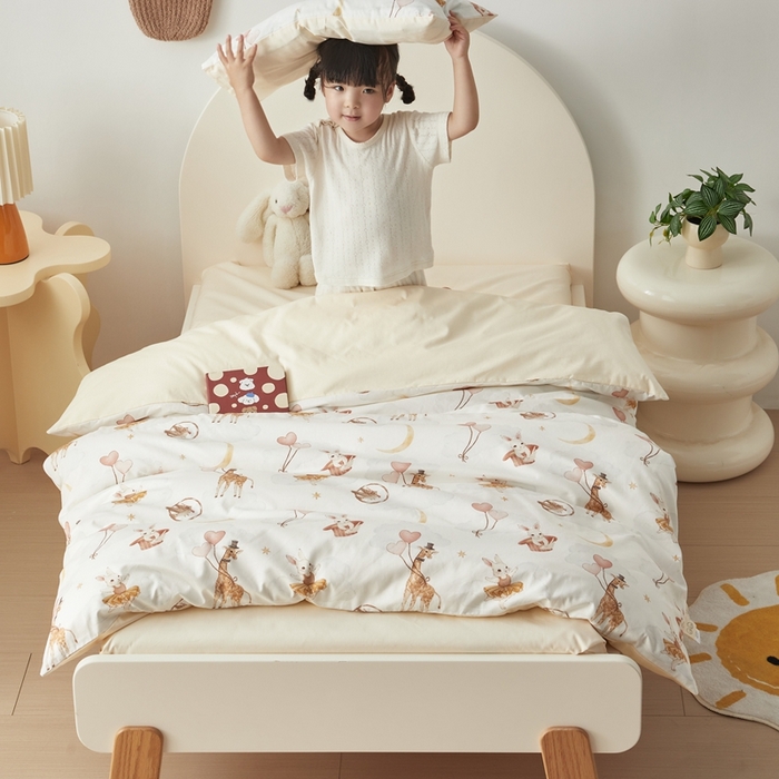 91家纺网 家纺一手货源 找家纺 荷马之梦 2025新款梦境系列—全棉40s数码印花原创手绘小版儿童幼儿园套件 云端之舞