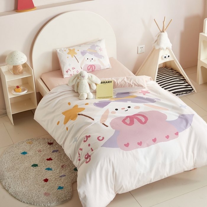 91家纺网 家纺一手货源 找家纺 荷马之梦 2025新款童画系列—A类全棉40s数码印花原创大版卡通幼儿园套件 魔法小兔