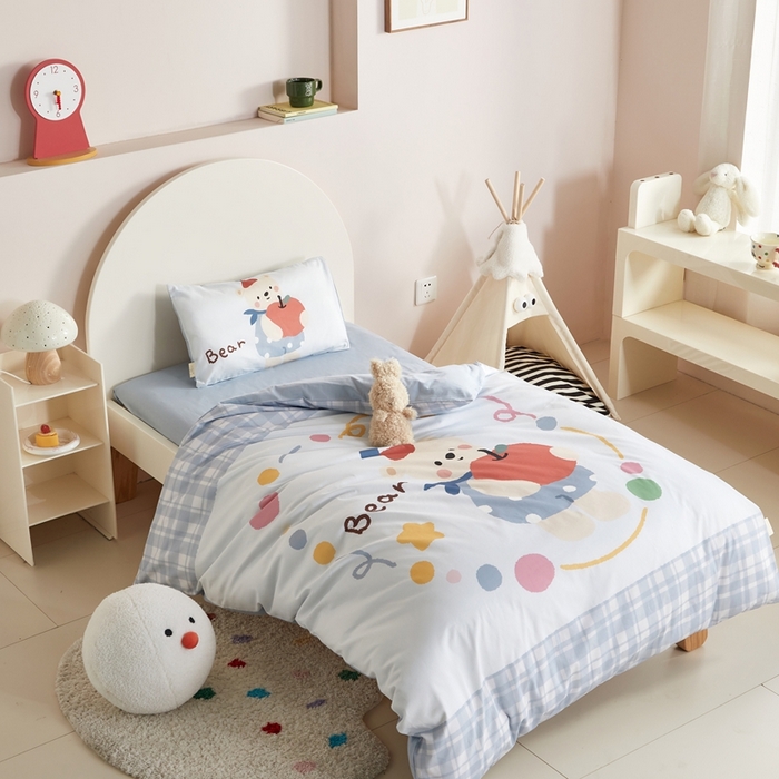 91家纺网 家纺一手货源 找家纺 荷马之梦 2025新款乐园系列-A类全棉40s数码印花原创大版卡通儿童幼儿园套件 苹果熊