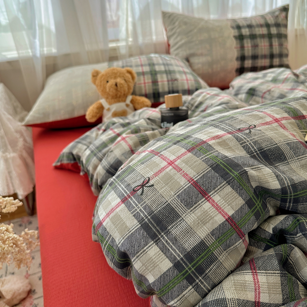 91家纺网 家纺一手货源 找家纺 顾里家纺 2025新款韩系ins复古蕾丝格纹套件四件套 红莓糖霜