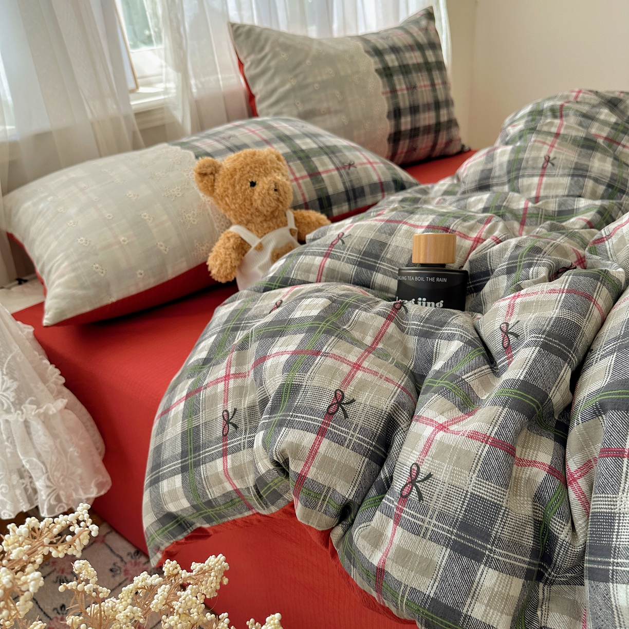 91家纺网 家纺一手货源 找家纺 顾里家纺 2025新款韩系ins复古蕾丝格纹套件四件套 红莓糖霜