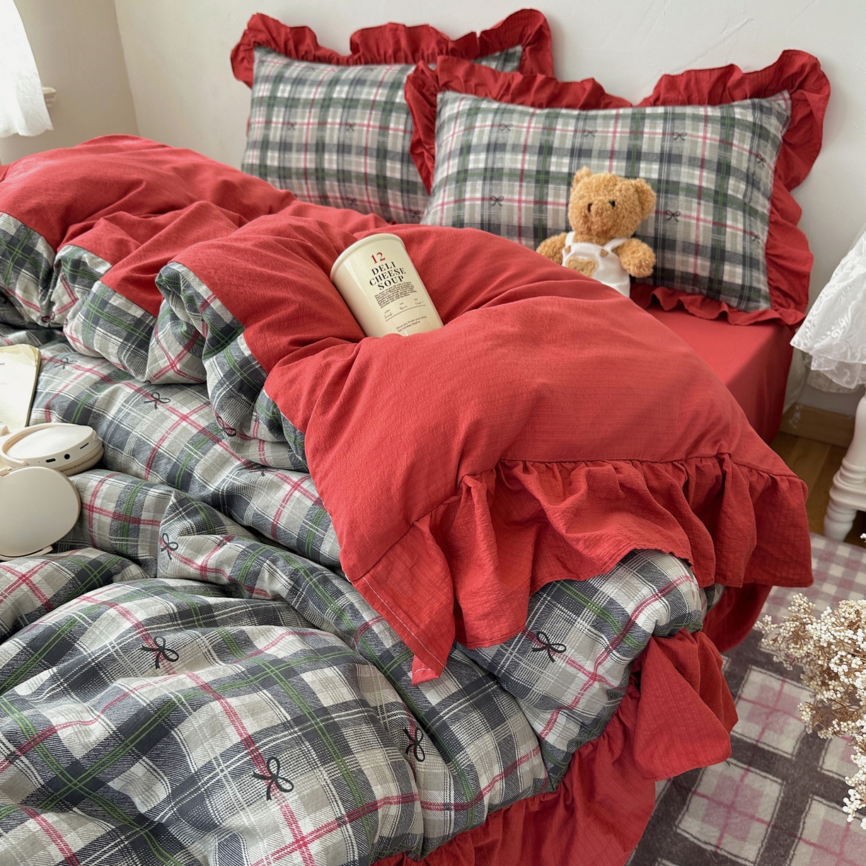 91家纺网 家纺一手货源 找家纺 顾里家纺 2025新款韩系ins复古大花边格纹套件四件套 红莓糖霜