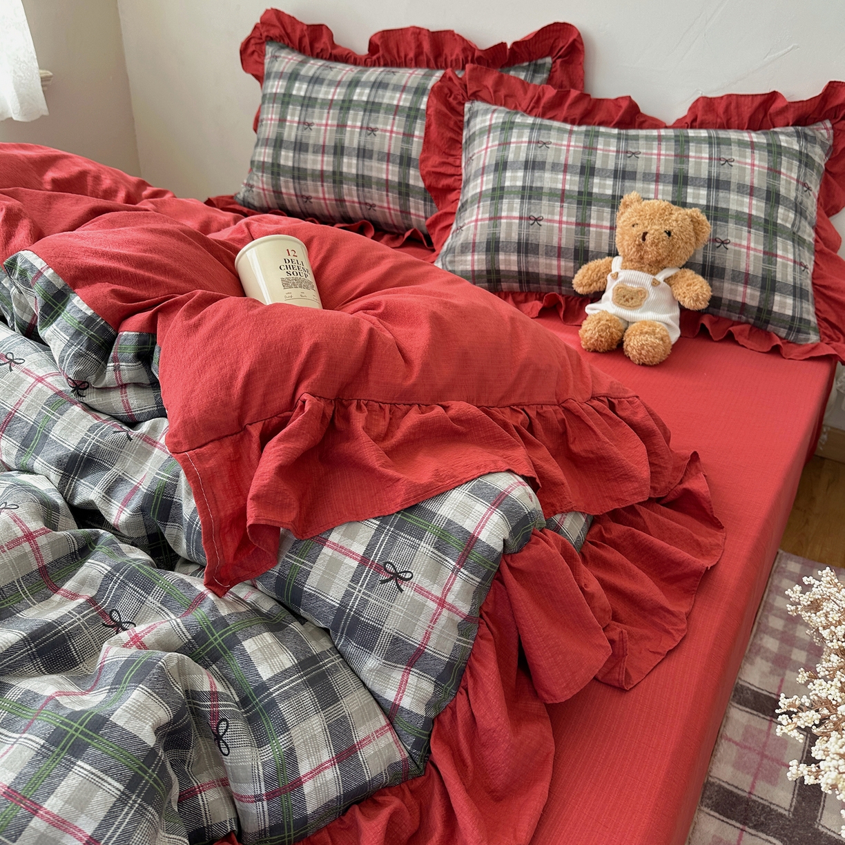 91家纺网 家纺一手货源 找家纺 顾里家纺 2025新款韩系ins复古大花边格纹套件四件套 红莓糖霜