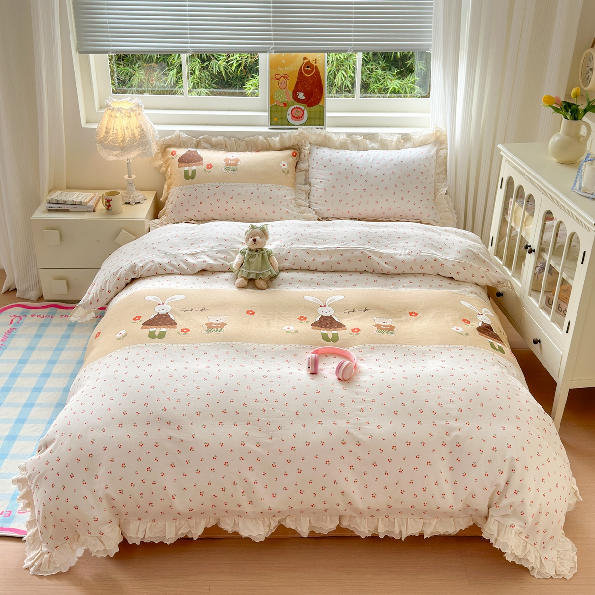 91家纺网 家纺一手货源 找家纺 淑女公社家纺 2025新款全棉双层纱四季款洛丽塔风格四件套 兔小姐和小熊咖