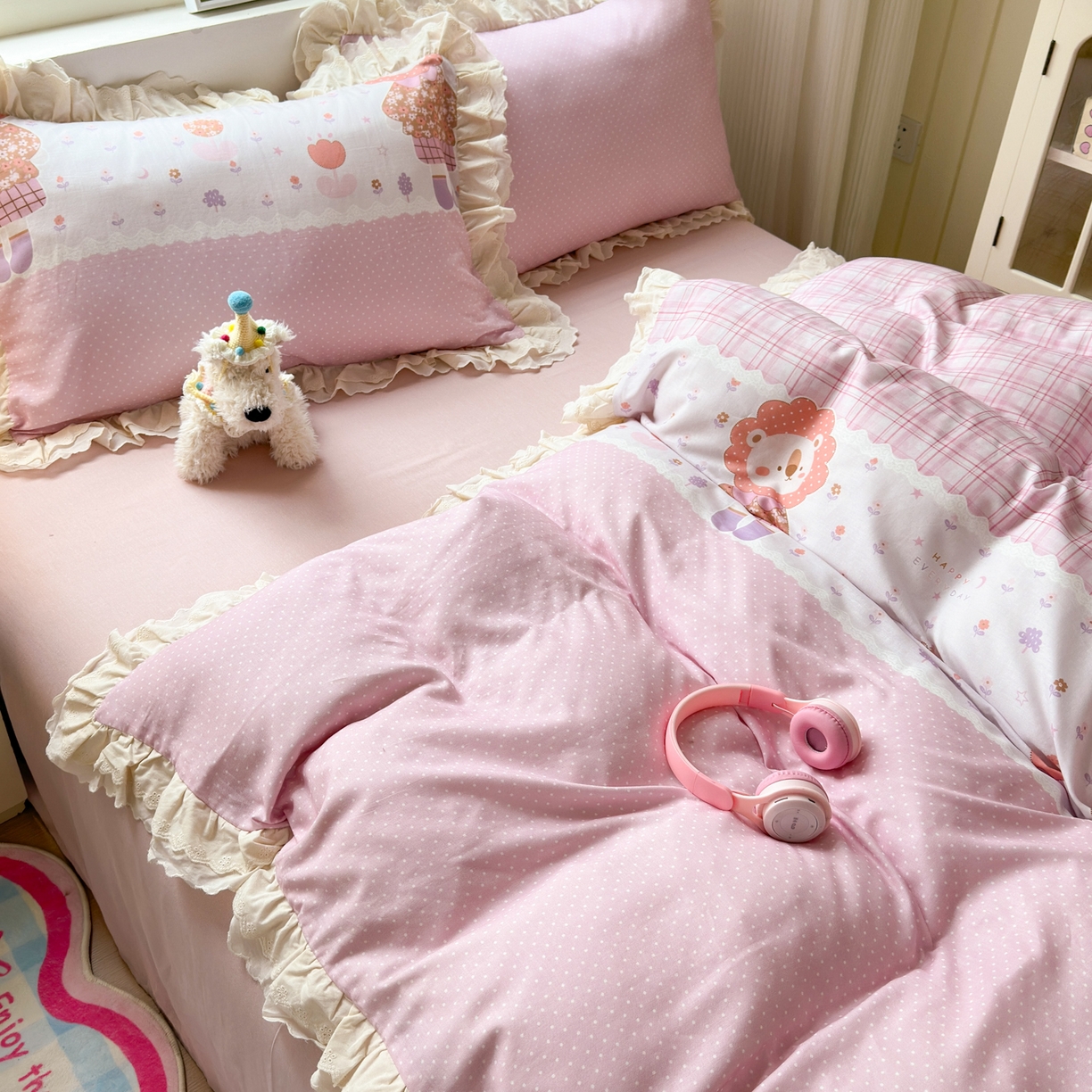 91家纺网 家纺一手货源 找家纺 淑女公社家纺 2025新款全棉双层纱四季款洛丽塔风格四件套 狮子小姐粉