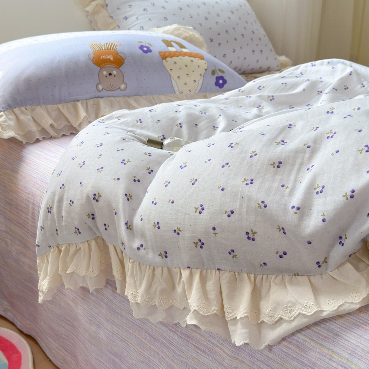 91家纺网 家纺一手货源 找家纺 淑女公社家纺 2025新款全棉双层纱四季款洛丽塔风格四件套 兔小姐和小熊紫