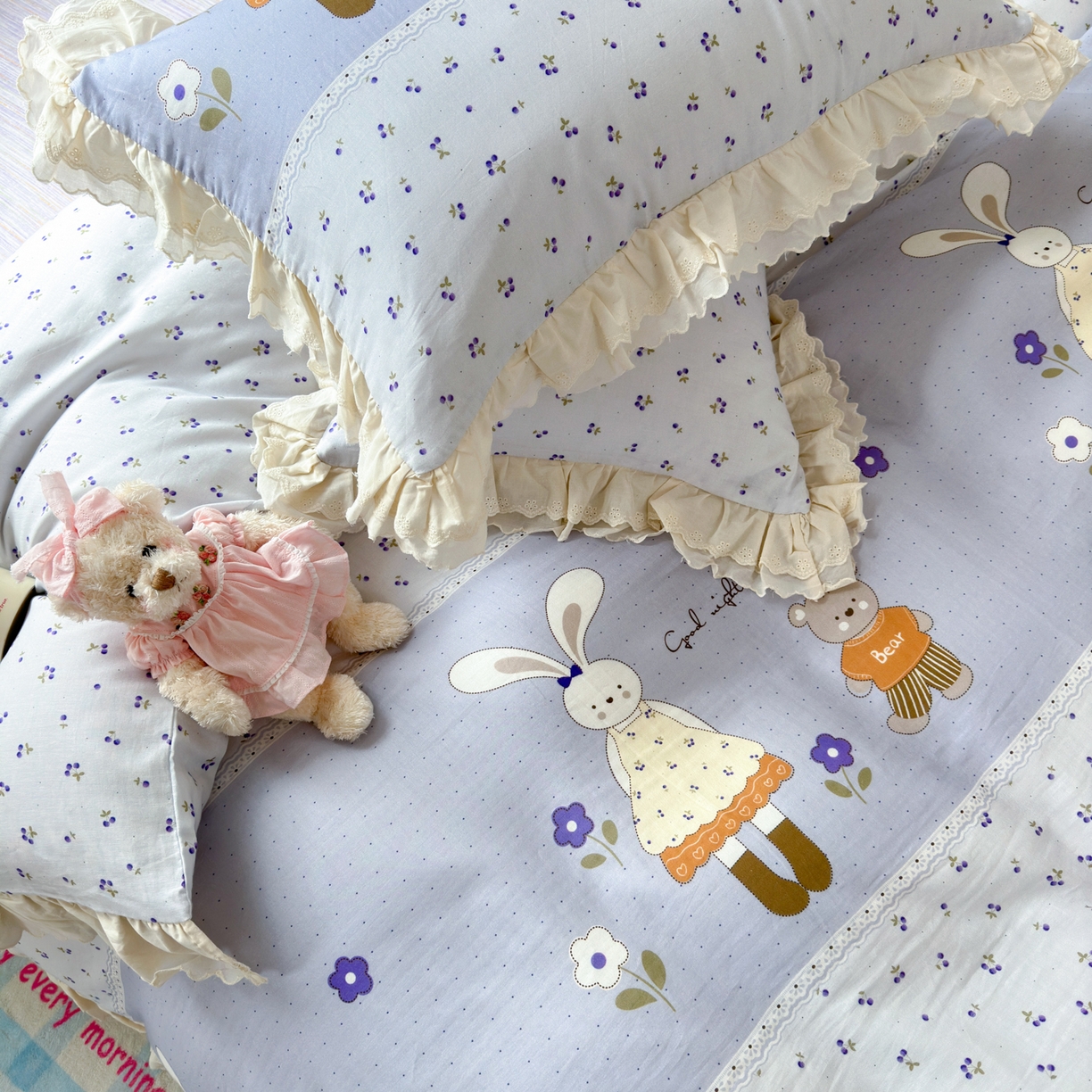 91家纺网 家纺一手货源 找家纺 淑女公社家纺 2025新款全棉双层纱四季款洛丽塔风格四件套 兔小姐和小熊紫