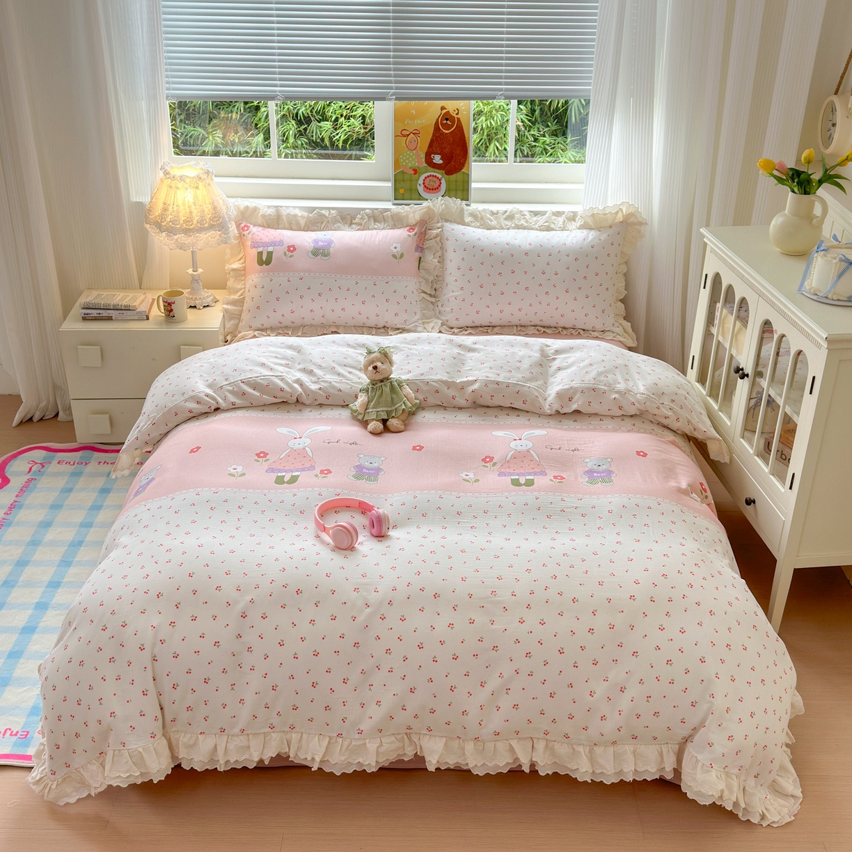 91家纺网 家纺一手货源 找家纺 淑女公社家纺 2025新款全棉双层纱四季款洛丽塔风格四件套 兔小姐和小熊粉