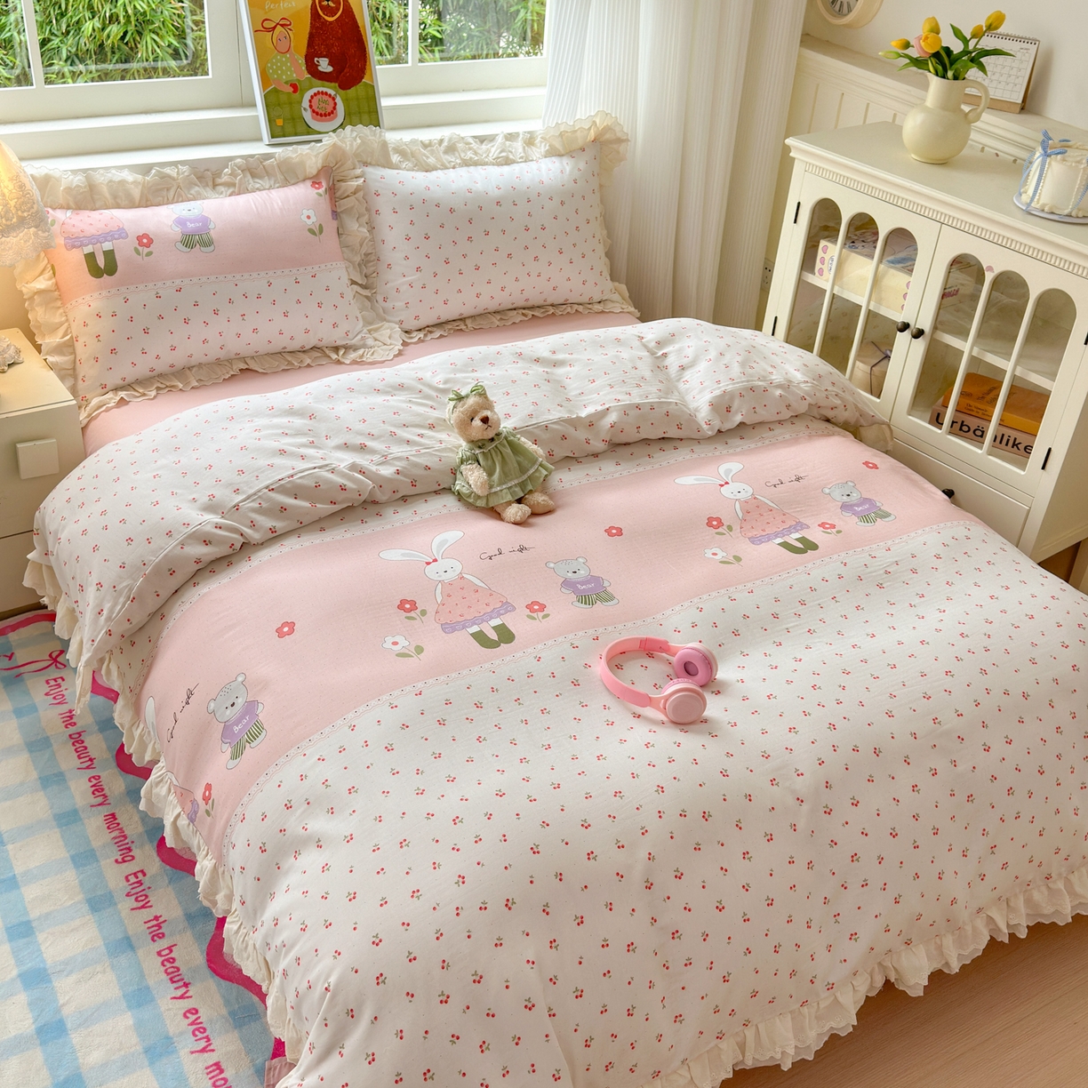 91家纺网 家纺一手货源 找家纺 淑女公社家纺 2025新款全棉双层纱四季款洛丽塔风格四件套 兔小姐和小熊粉