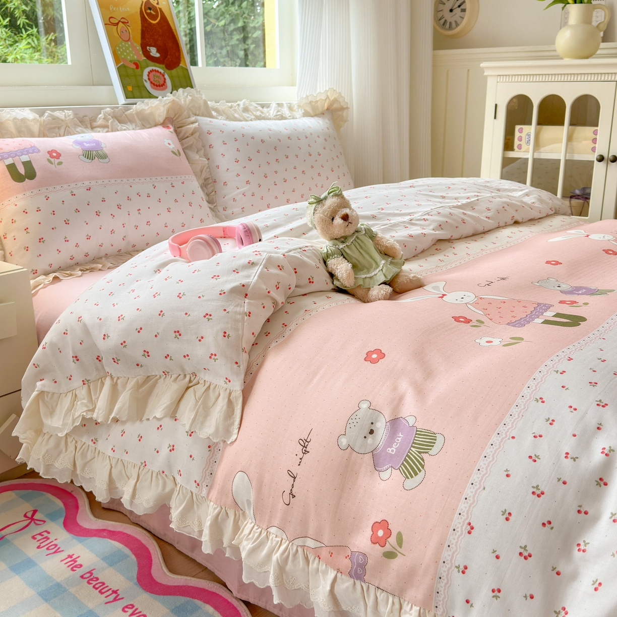 91家纺网 家纺一手货源 找家纺 淑女公社家纺 2025新款全棉双层纱四季款洛丽塔风格四件套 兔小姐和小熊粉