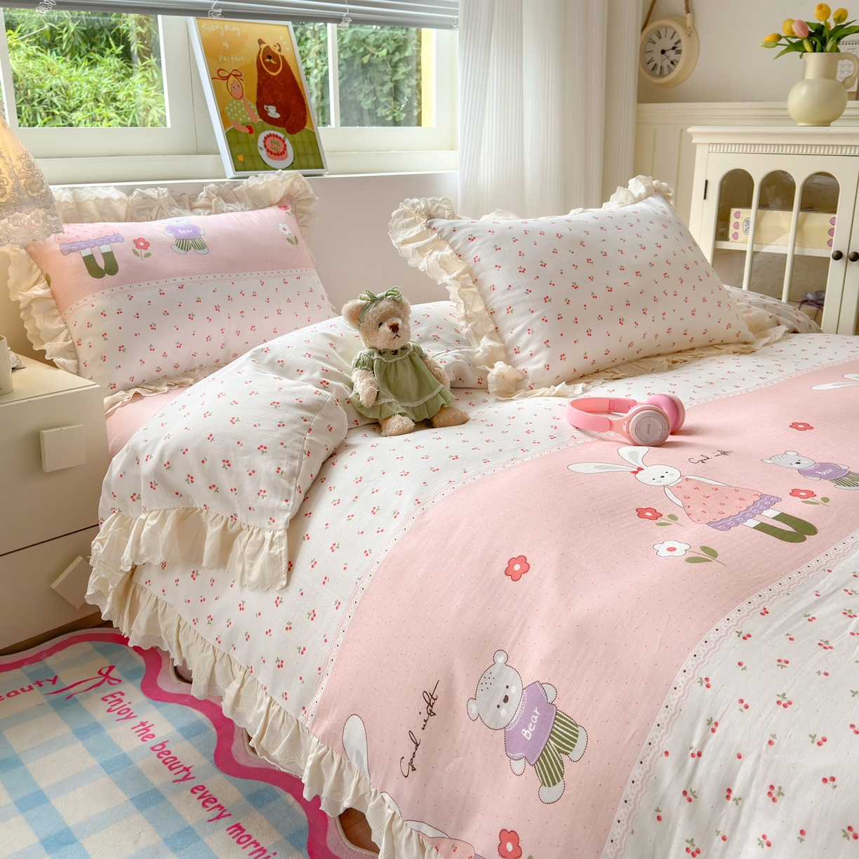 91家纺网 家纺一手货源 找家纺 淑女公社家纺 2025新款全棉双层纱四季款洛丽塔风格四件套 兔小姐和小熊粉