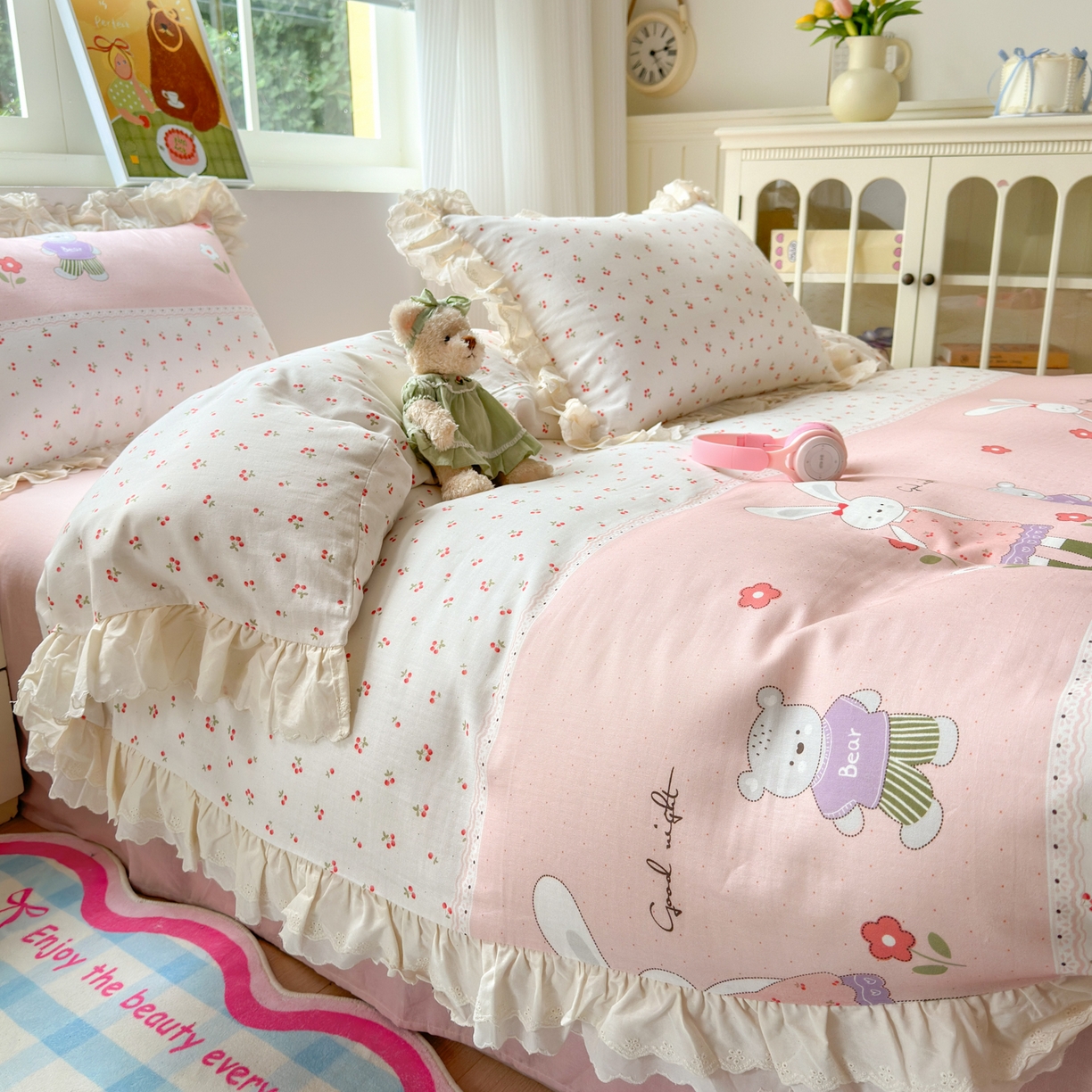 91家纺网 家纺一手货源 找家纺 淑女公社家纺 2025新款全棉双层纱四季款洛丽塔风格四件套 兔小姐和小熊粉