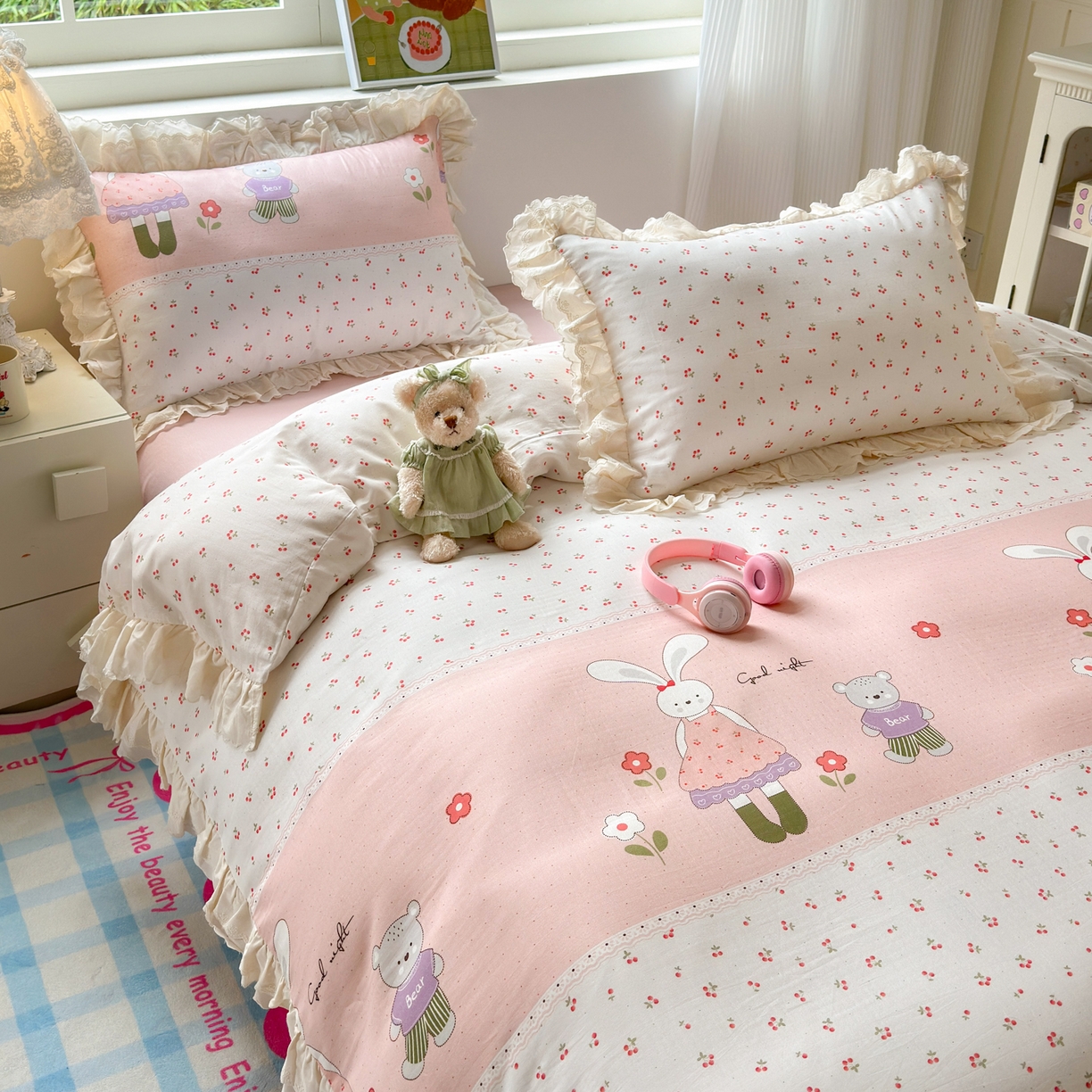 91家纺网 家纺一手货源 找家纺 淑女公社家纺 2025新款全棉双层纱四季款洛丽塔风格四件套 兔小姐和小熊粉