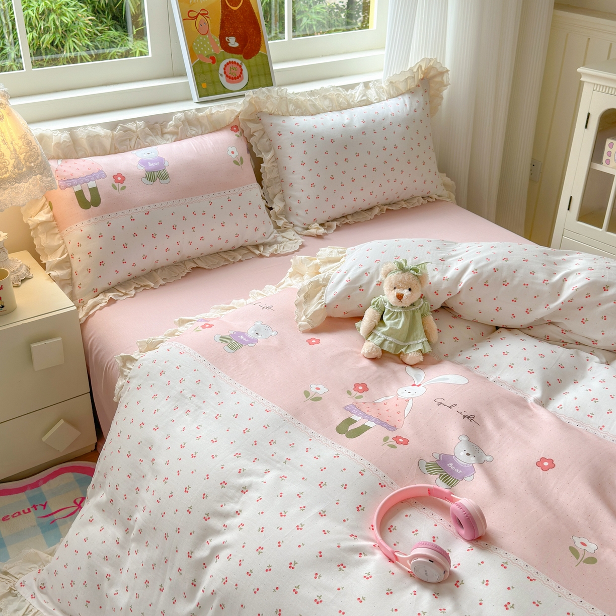 91家纺网 家纺一手货源 找家纺 淑女公社家纺 2025新款全棉双层纱四季款洛丽塔风格四件套 兔小姐和小熊粉