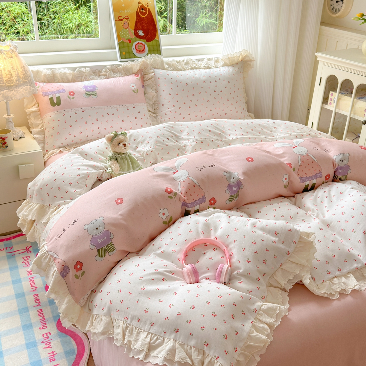 91家纺网 家纺一手货源 找家纺 淑女公社家纺 2025新款全棉双层纱四季款洛丽塔风格四件套 兔小姐和小熊粉