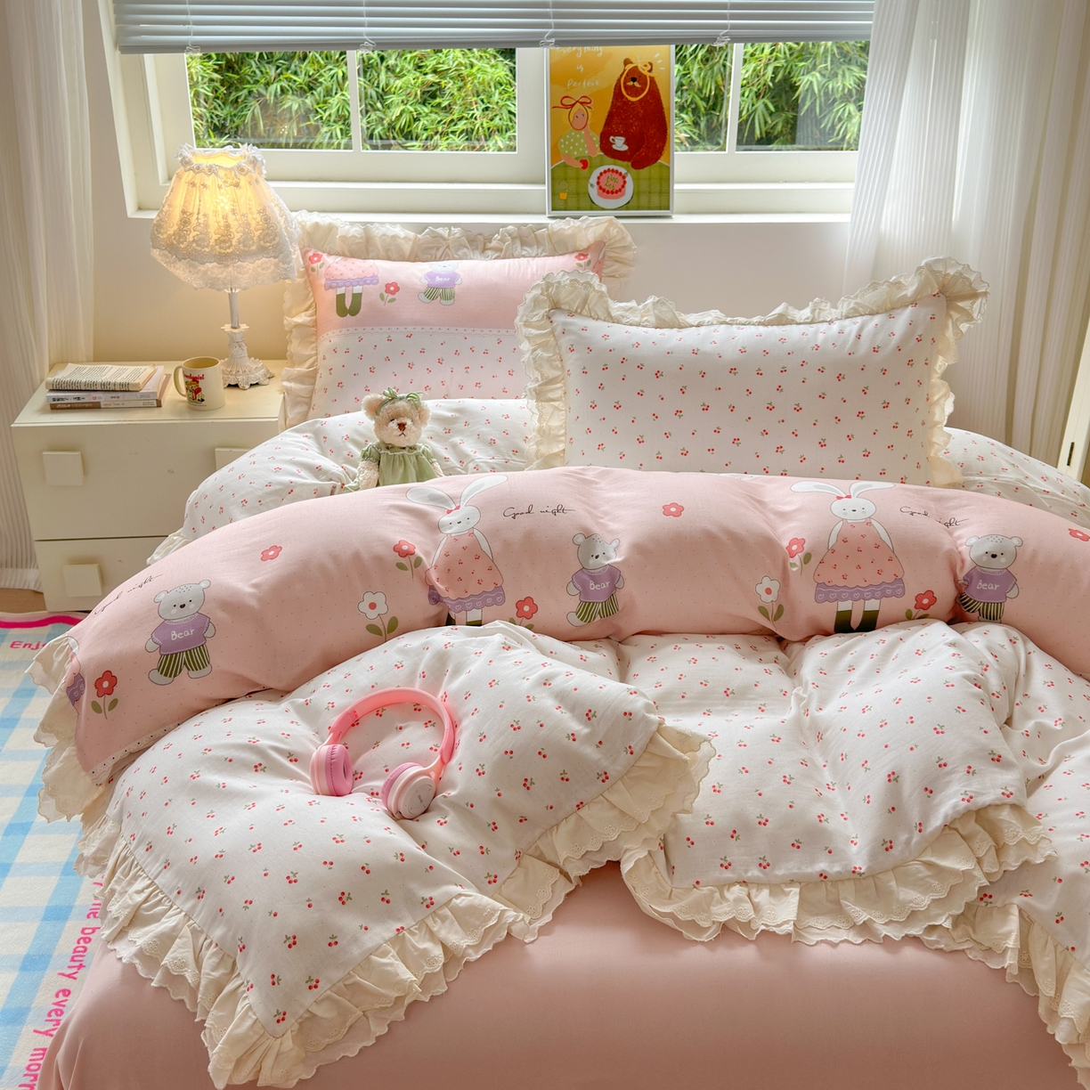 91家纺网 家纺一手货源 找家纺 淑女公社家纺 2025新款全棉双层纱四季款洛丽塔风格四件套 兔小姐和小熊粉