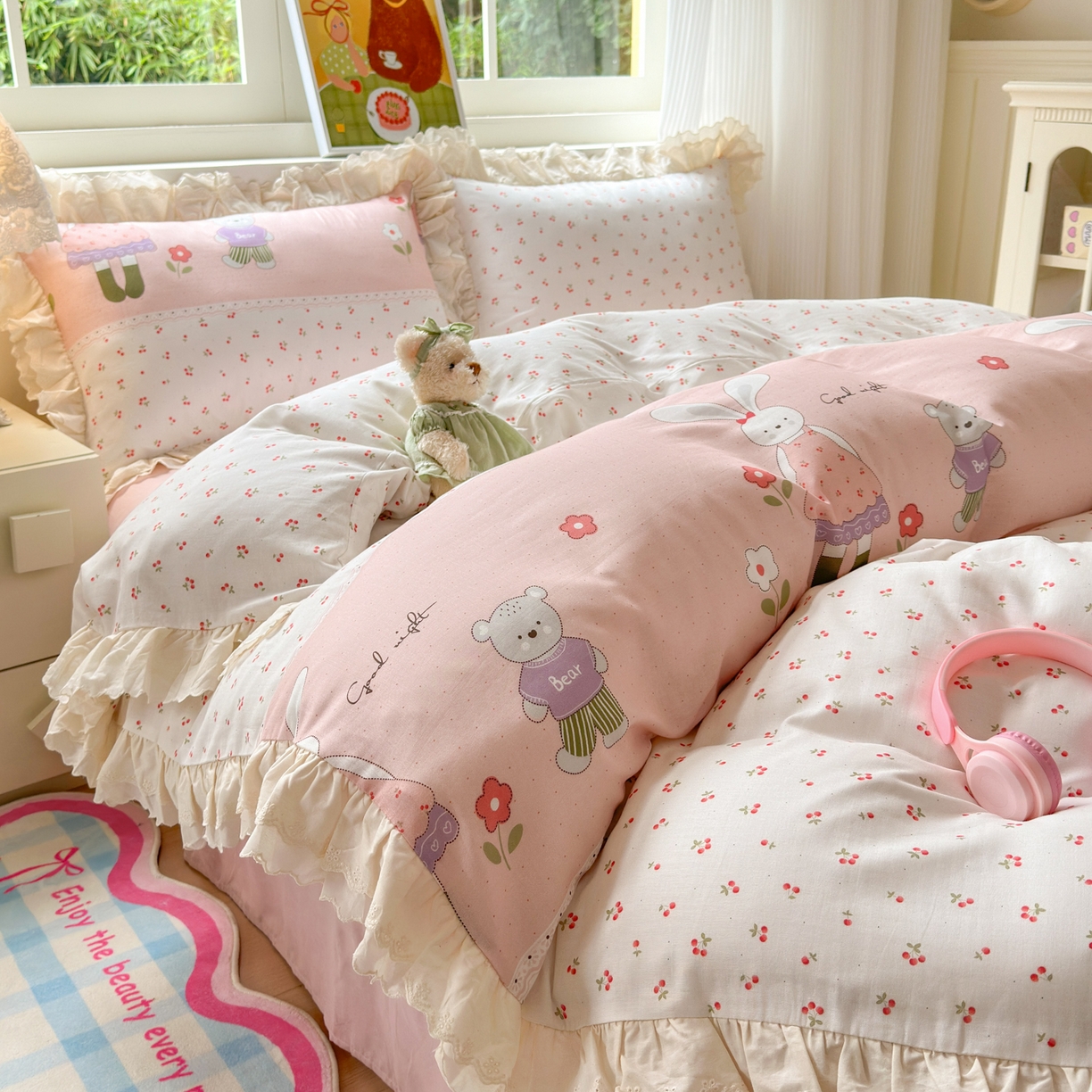 91家纺网 家纺一手货源 找家纺 淑女公社家纺 2025新款全棉双层纱四季款洛丽塔风格四件套 兔小姐和小熊粉