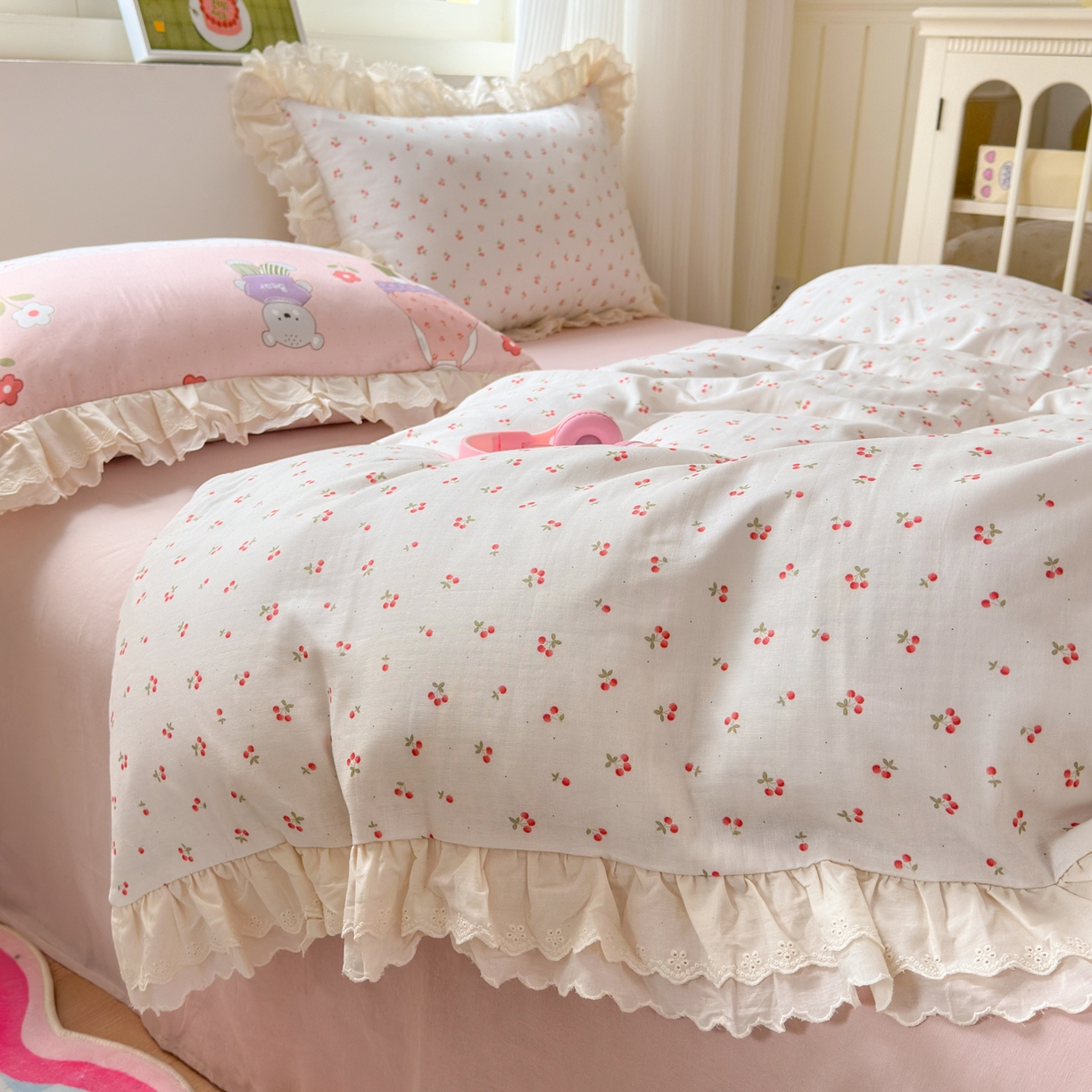 91家纺网 家纺一手货源 找家纺 淑女公社家纺 2025新款全棉双层纱四季款洛丽塔风格四件套 兔小姐和小熊粉