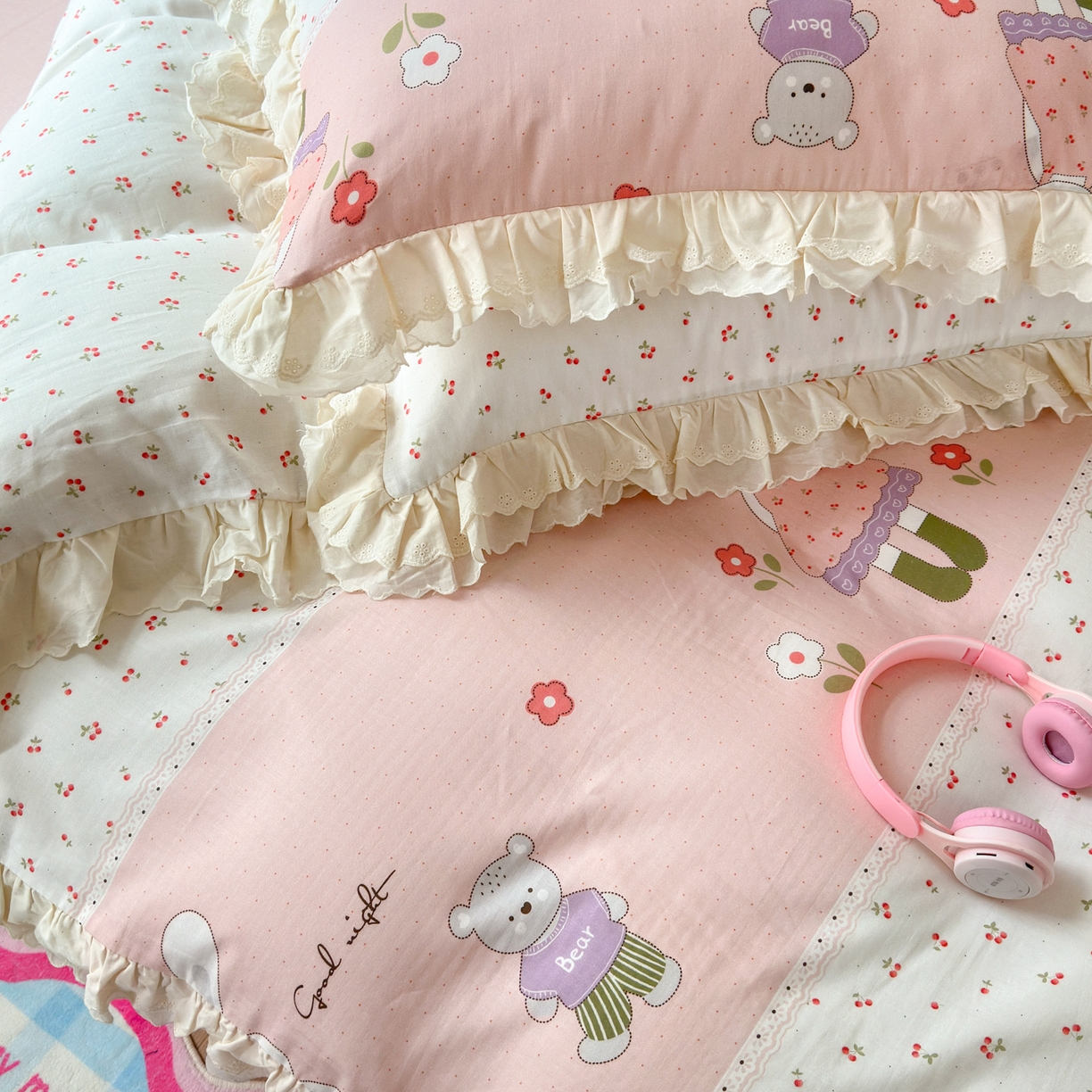 91家纺网 家纺一手货源 找家纺 淑女公社家纺 2025新款全棉双层纱四季款洛丽塔风格四件套 兔小姐和小熊粉