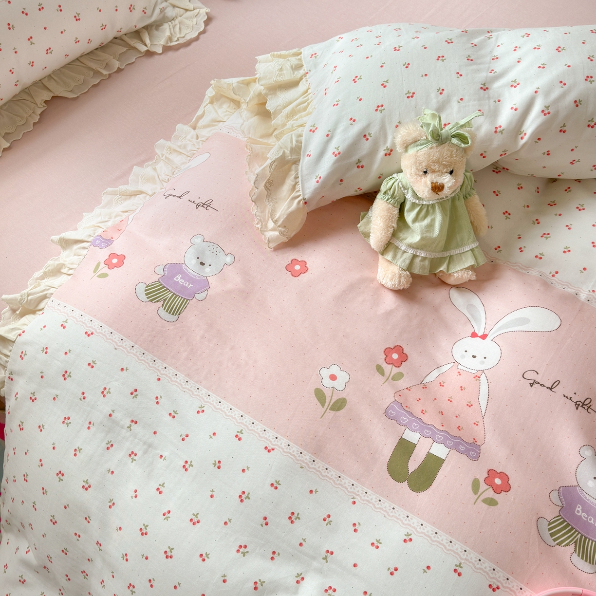 91家纺网 家纺一手货源 找家纺 淑女公社家纺 2025新款全棉双层纱四季款洛丽塔风格四件套 兔小姐和小熊粉