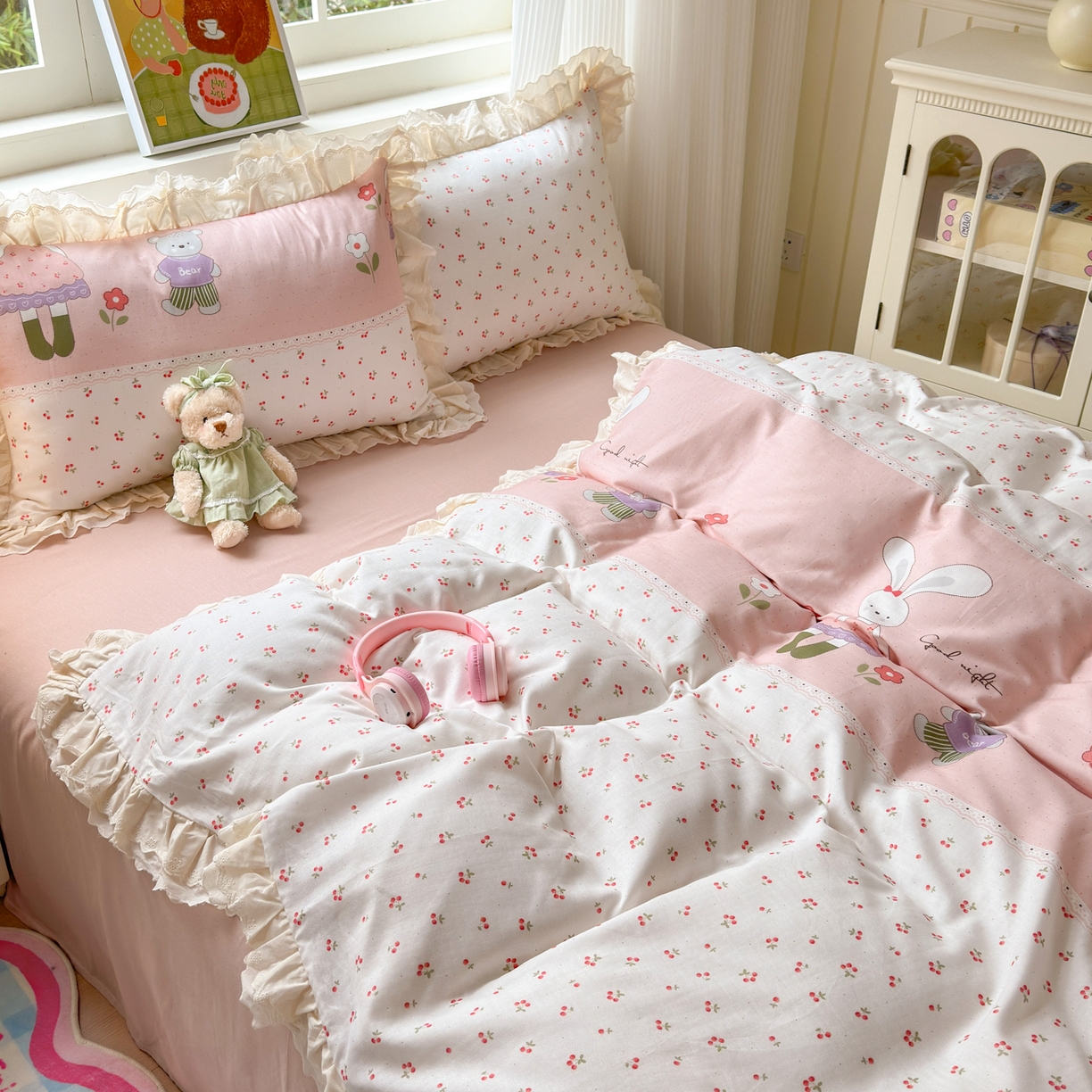 91家纺网 家纺一手货源 找家纺 淑女公社家纺 2025新款全棉双层纱四季款洛丽塔风格四件套 兔小姐和小熊粉