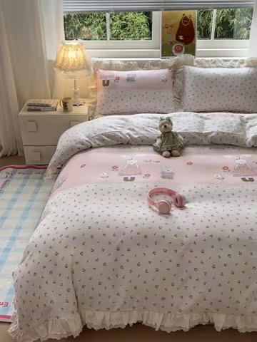 91家纺网 家纺一手货源 找家纺 淑女公社家纺 2025新款全棉双层纱四季款洛丽塔风格四件套 兔小姐和小熊粉