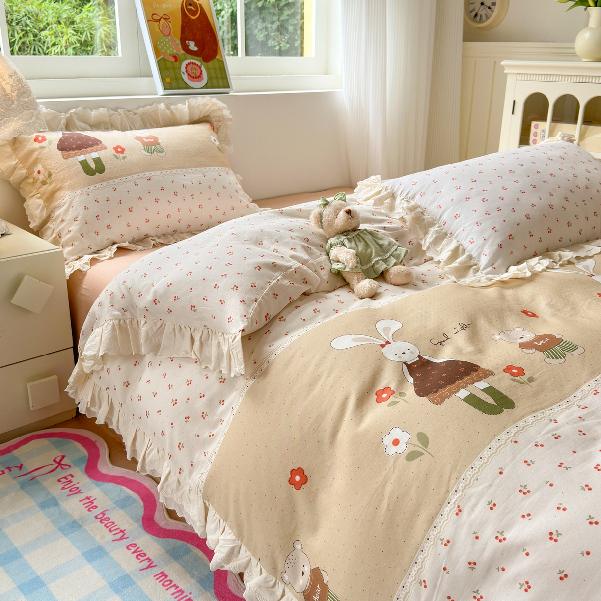 91家纺网 家纺一手货源 找家纺 淑女公社家纺 2025新款全棉双层纱四季款洛丽塔风格四件套 兔小姐和小熊咖