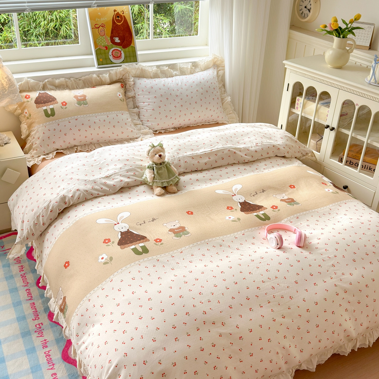 91家纺网 家纺一手货源 找家纺 淑女公社家纺 2025新款全棉双层纱四季款洛丽塔风格四件套 兔小姐和小熊咖