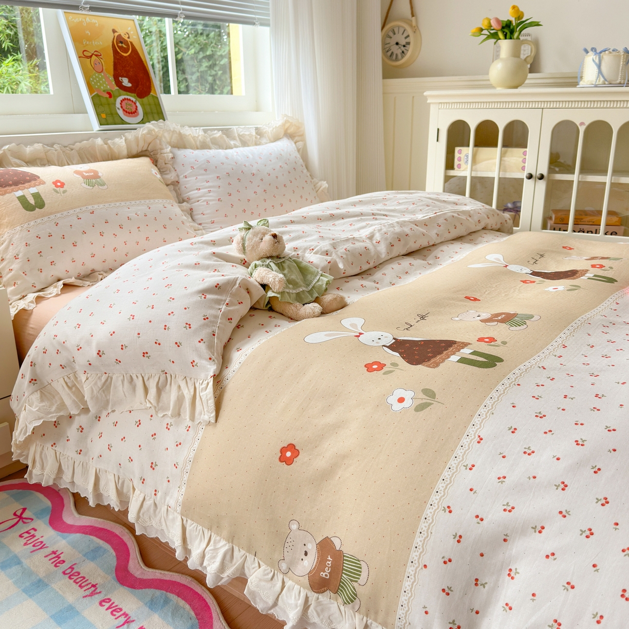 91家纺网 家纺一手货源 找家纺 淑女公社家纺 2025新款全棉双层纱四季款洛丽塔风格四件套 兔小姐和小熊咖