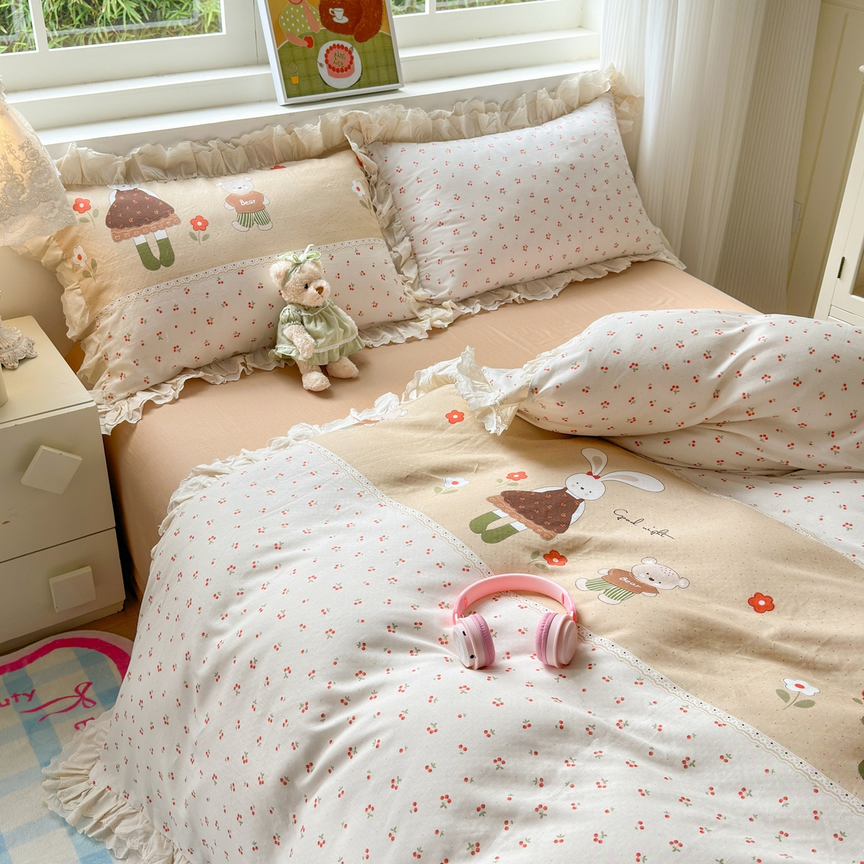 91家纺网 家纺一手货源 找家纺 淑女公社家纺 2025新款全棉双层纱四季款洛丽塔风格四件套 兔小姐和小熊咖