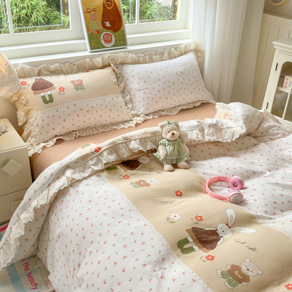 91家纺网 家纺一手货源 找家纺 淑女公社家纺 2025新款全棉双层纱四季款洛丽塔风格四件套 兔小姐和小熊咖