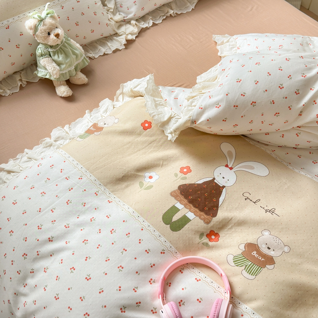 91家纺网 家纺一手货源 找家纺 淑女公社家纺 2025新款全棉双层纱四季款洛丽塔风格四件套 兔小姐和小熊咖