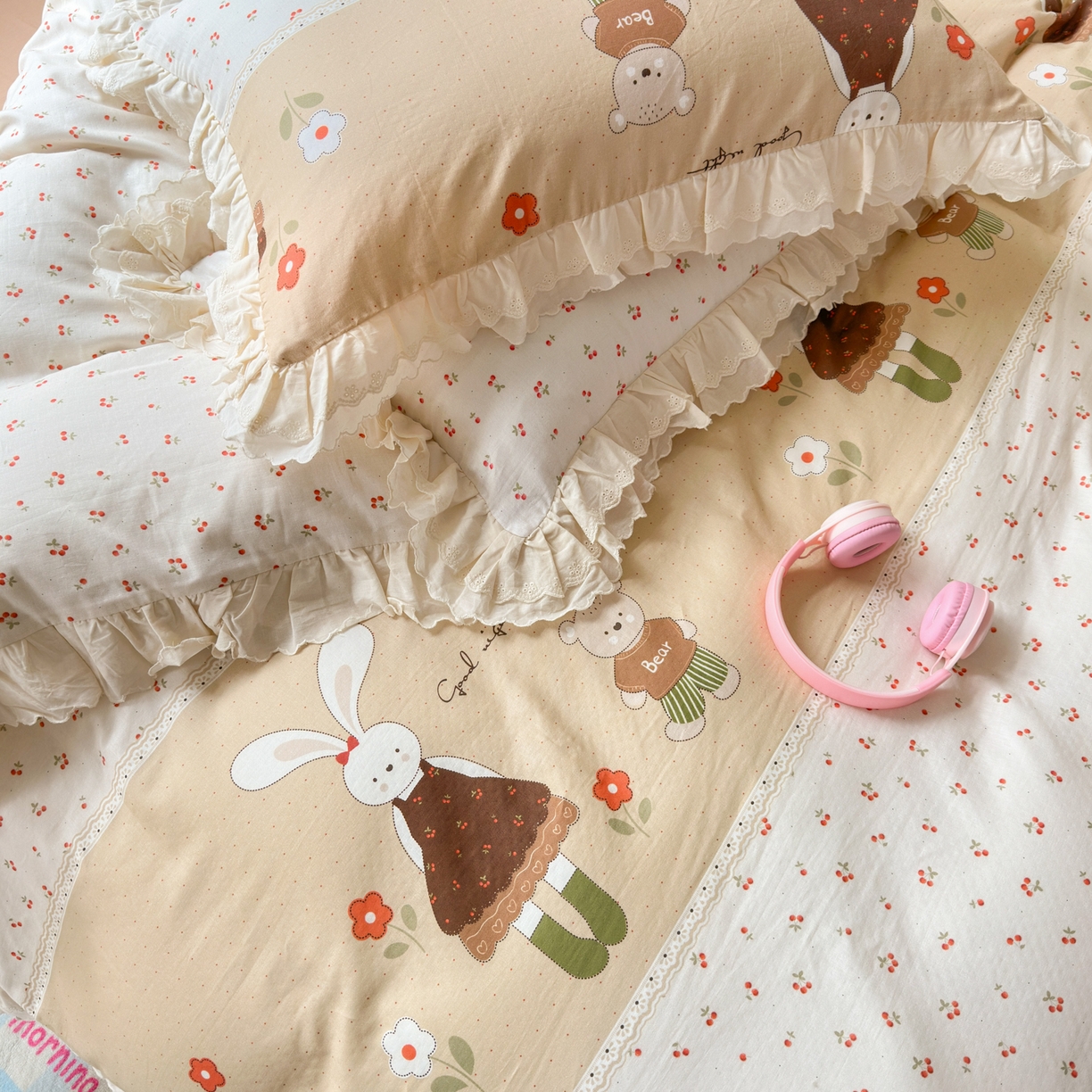 91家纺网 家纺一手货源 找家纺 淑女公社家纺 2025新款全棉双层纱四季款洛丽塔风格四件套 兔小姐和小熊咖