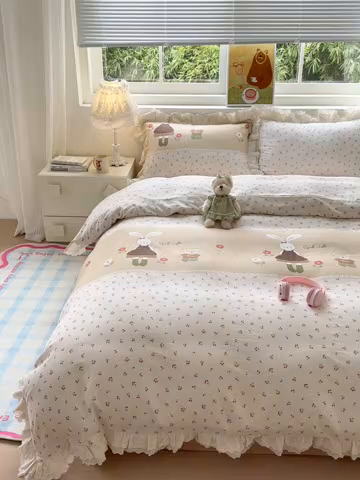 91家纺网 家纺一手货源 找家纺 淑女公社家纺 2025新款全棉双层纱四季款洛丽塔风格四件套 兔小姐和小熊咖